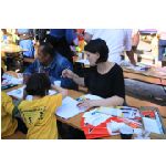 Münchner Kindl Lauf 2011 - Malaktion:  Mugundt  (7 Jahre), und ihre Eltern